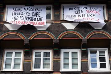 Im niedersächsischen Einbeck protestieren Anwohner gegen Straßenbaubeiträge.