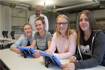 Im Niedersächsischen Internatsgymnasium in Bad Bederkesa sind Tablets ein selbstverständlicher Bestandteil vieler Unterrichtsfächer, zeigen (von links) Lea Kattau, Luisa Habenicht, Juline Grimm und Nele Rümper und im Hintergrund Chemielehrer Dr. Thomas Appel. Doch in Prüfungen hat man sie bislang noch nicht eingesetzt. Ein neuer Erlass des Niedersächsischen Kultusministeriums räumt diese Möglichkeit jetzt ein.
