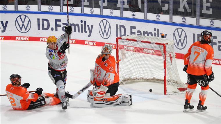 Im Nordderby zwischen den Grizzlys Wolfsburg und den Fischtowns Pinguins gab es reichlich Torszenen. Hier bejubelt Markus Vikingstad sein Tor zum 1:0.