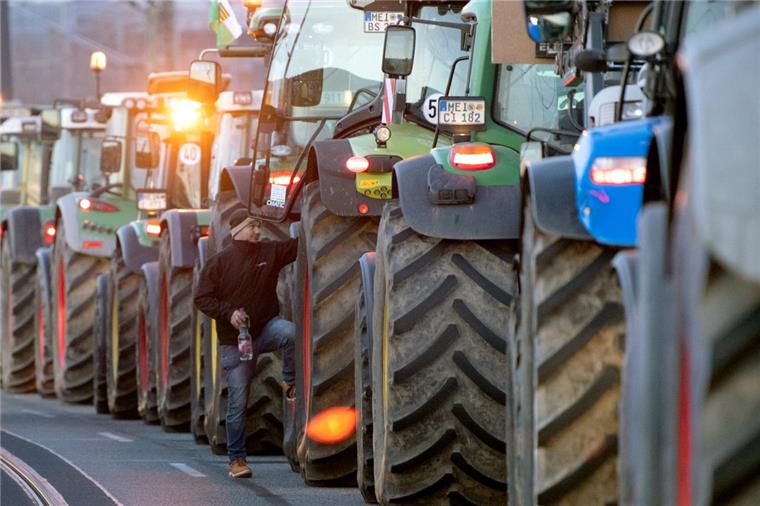 Bauerndemos im Norden laufen Im Norden beteiligen sich viele Landwirte an den Demos in Bremen und Hannover.