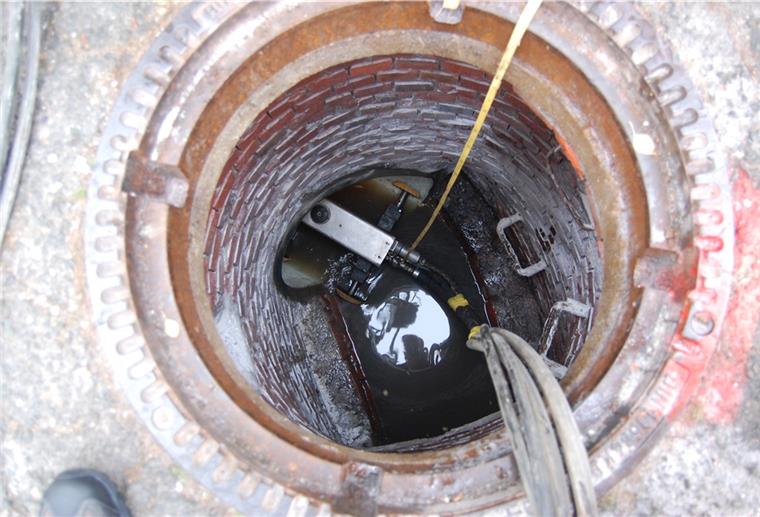 Im Nordenhamer Ortsteil Blexen wird der Schmutzwasserkanal saniert.