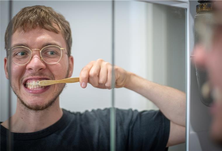 Das plastikfreie Badezimmer im Selbsttest Volontär Jannik Sauer putzt sich mit Bambuszahnbürste und Zahnputz-Tabs die Zähne.