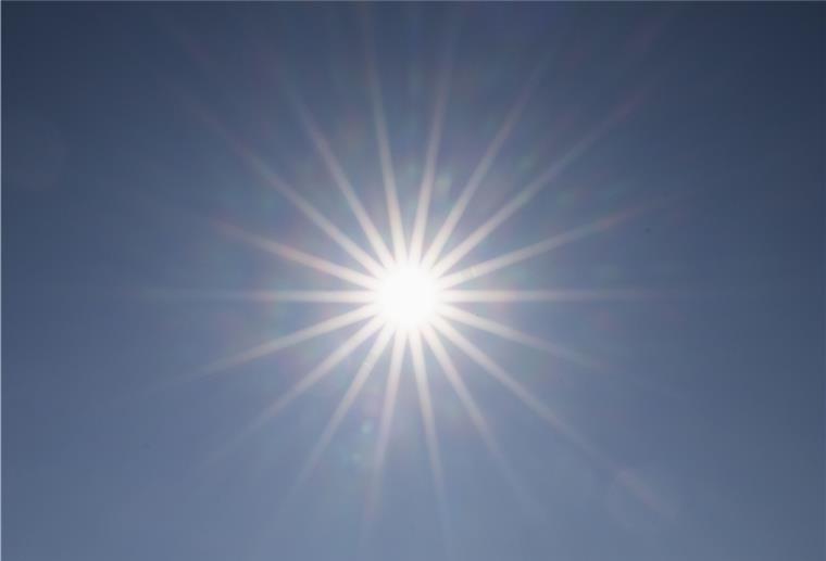 Frühlingshaftes Wetter: Bis zu elf Sonnenstunden im Norden Die Sonne scheint am blauen Himmel.