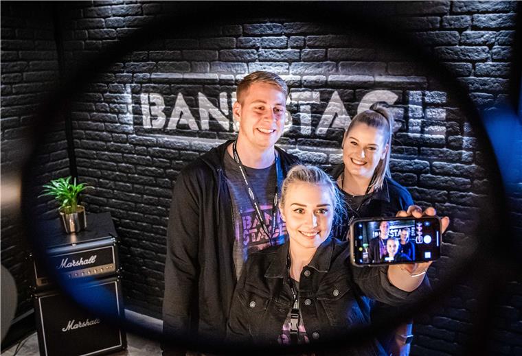 Im November 2019 eröffnete die Volksbank ihre neue Bankfiliale unter der Marke "Bankstage". Chris Bubbel, Jasmin Mahncke und Julia Przybilowski (von links) waren mit anderen Auszubildenden für das Filialprojekt verantwortlich.