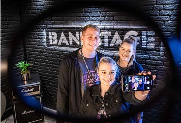 Im November 2019 eröffnete die Volksbank ihre neue Bankfiliale unter der Marke "Bankstage". Chris Bubbel, Jasmin Mahncke und Julia Przybilowski (von links) waren mit anderen Auszubildenden für das Filialprojekt verantwortlich.