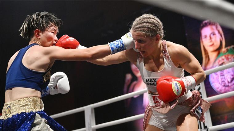 Im November gewann Tina Rupprecht (rechts) gegen Eri Matsuda aus Japan drei WM-Gürtel.