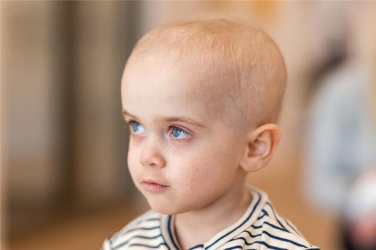 Seine Krankheit galt als unheilbar: Jetzt ist der kleine Finn aus Bremerhaven wieder gesund Im November hat Finn seine Chemotherapie in der Kinder- und Jugendklinik des Universitätsklinikums Freiburg begonnen, nachdem ein passender Stammzellspender gefunden wurde. Bisher haben die Stammzellen gut angeschlagen.