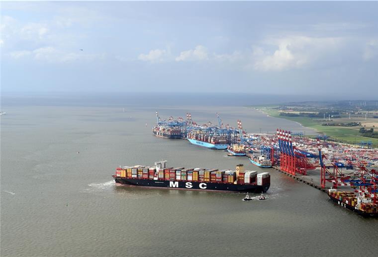 Außenweservertiefung nimmt Fahrt auf Frachtschiffe am Hafen.