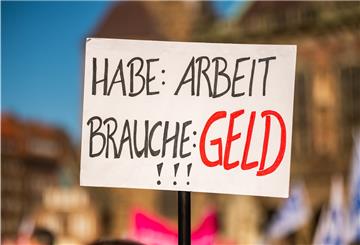 Schild an einem Stiel mit Botschaft 