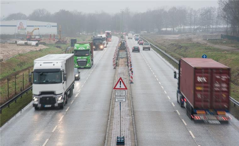 Hafentunnel in Bremerhaven: Cherbourger Straße wird noch enger Im östlichen Teil der Cherbourger Straße (Aufnahme vom 05.02.2016) wird die Mittelinsel zwischen den Fahrspuren entfernt, damit der Verkehr dort umgeleitet werden kann, um Platz zu schaffen für den Einbau eines neuen Abwasserkanals, der die Hafenzufahrt unterquert. Links im Hintergrund, am Rand der künftigen Tunneltrasse, liegen bereits einige Kanalbauelemente.
