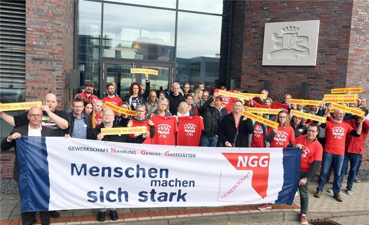"Nordsee": Gewerkschaft ruft zur Kundgebung am Mittwoch auf Im Oktober hatte die Gewerkschaft NGG bereits vor dem Verwaltungsgebäude der "Nordsee" im Fischereihafen in Bremerhaven demonstriert. Am Mittwoch wird sie es erneut tun.
