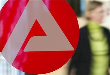 Im Oktober waren 3220 Frauen und Männer als arbeitslos gemeldet - das sind 101 weniger als im Vormonat und entspricht einen Rückgang um 3 Prozent.