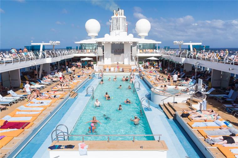 „Mein Schiff 3“ und "Berlin" machen am Donnerstag in Bremerhaven fest Im Pool an Bord der "Mein Schiff 3" kann man es sehr gut aushalten.