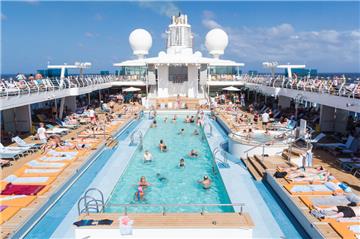 Im Pool an Bord der "Mein Schiff 3" kann man es sehr gut aushalten.