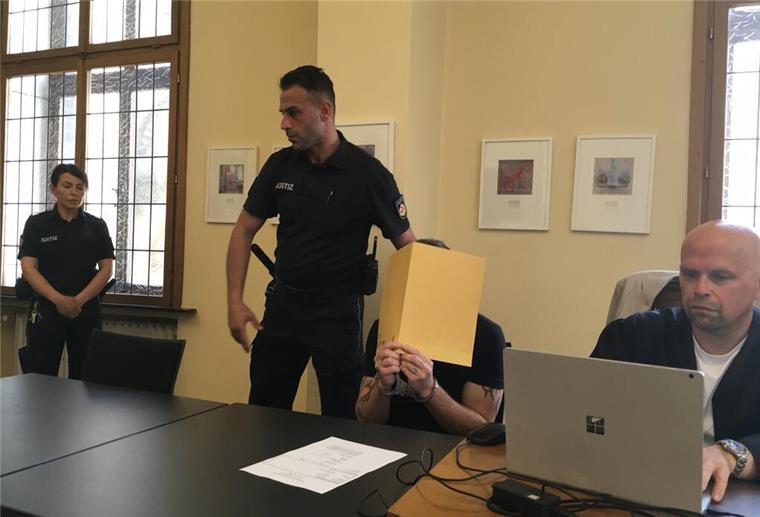 Totschlagsprozess Tamara T.: Es wird eng für Enrico N. Angeklagter mit Mappe vor dem Gesicht