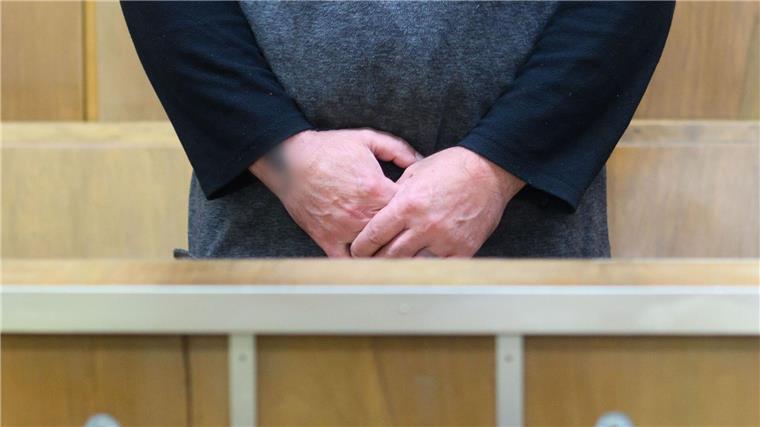 Obdachloser sitzt tot auf Parkbank - 53-Jähriger gesteht Im Prozess um den gewaltsamen Tod eines Obdachlosen in Hannover gesteht der Angeklagte die Tat.