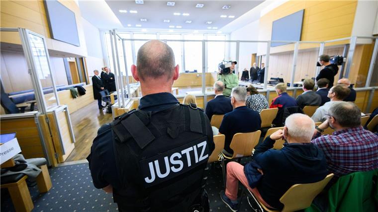 Urteil zur Dieselaffäre - Haftstrafen für Ex-VW-Manager Im Prozess zur VW-Dieselaffäre wurden vier Haftstrafen ausgesprochen, nur in zwei Fällen gab es Bewährung.