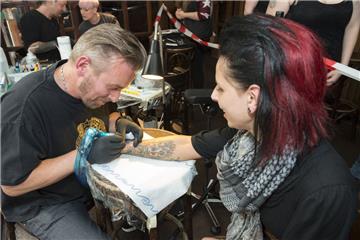 Im &quot;Rüssel&quot; läßt sich Odett West von Dirk (Hellfish Tattoo) einen Diam...