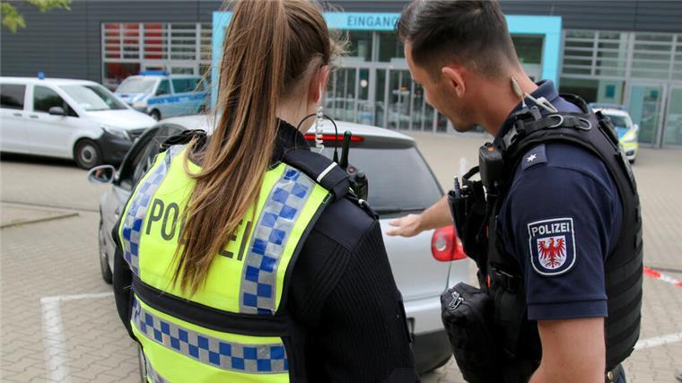 Großkontrolle in Bremerhaven: So viele Fahrer hat die Polizei aus dem Verkehr gezogen Beamte von der Bremerhavener Polizei (links eine Frau, rechts ein Mann) kontrollieren ein Fahrzeug. Im Rahmen der Aktion „Drogen im Straßenverkehr“ kontrollierten Polizei, Zoll und Partner über 260 Personen – mit deutlichen Ergebnissen.