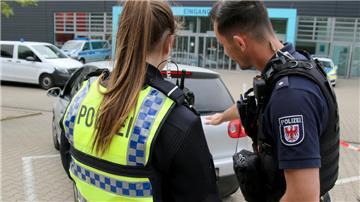 Beamte von der Bremerhavener Polizei (links eine Frau, rechts ein Mann) kontrollieren ein Fahrzeug. Im Rahmen der Aktion „Drogen im Straßenverkehr“ kontrollierten Polizei, Zoll und Partner über 260 Personen – mit deutlichen Ergebnissen.