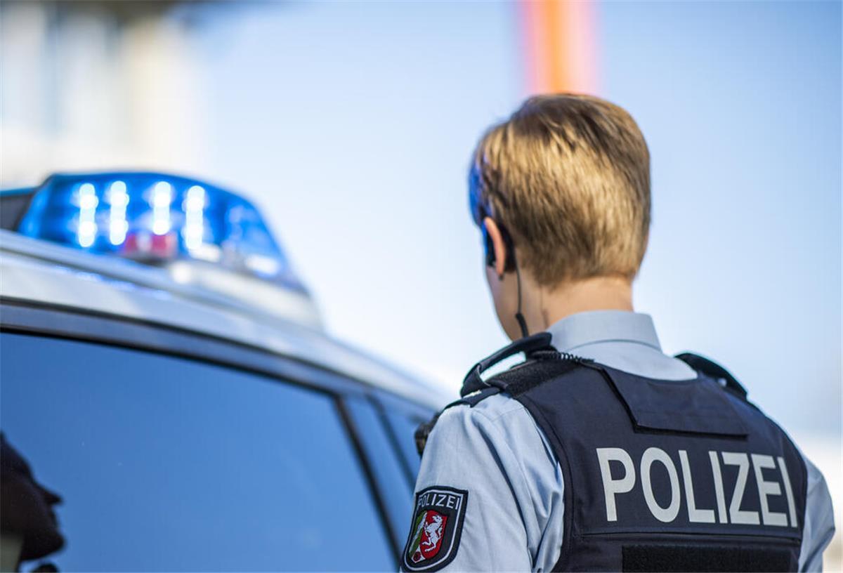 Bremerhavener Polizei fasst im Gebüsch versteckten Einbrecher Polizeibeamtin vor Dienstfahrzeug
