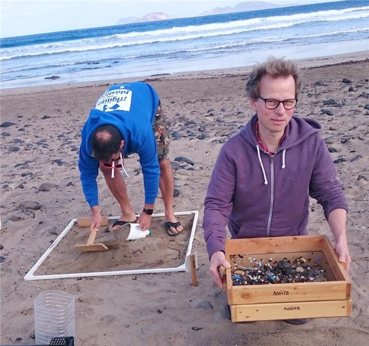 Bremerhavener Forscher ist dem Mikroplastik auf der Spur Im Rahmen von Forschungsprojekten hat Dr. Sven Bergmann auch am Strand von Lanzarote nach Meeresmüll, insbesondere Plastik gesucht.