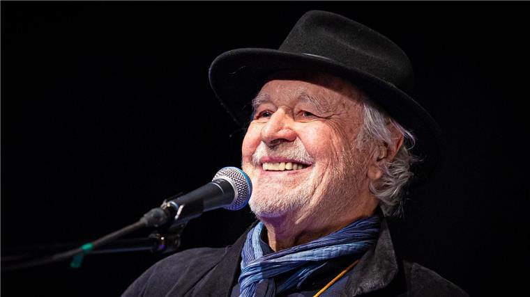 Mit 80 auf der Poetry-Slam-Bühne Im Rampenlicht fühlt sich Klaus Urban mit 80 Jahren immer noch wohl.