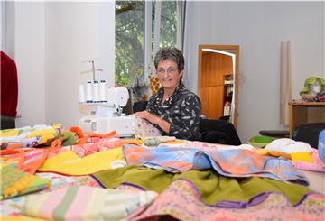 Im Reparatur-Café unterstützen Ehrenamtliche wie Birgit Dipper die Besucher, Defekte an mitgebrachten Sachen zu untersuchen und im besten Fall gemeinsam zu reparieren. Das können auch Textilien sein.