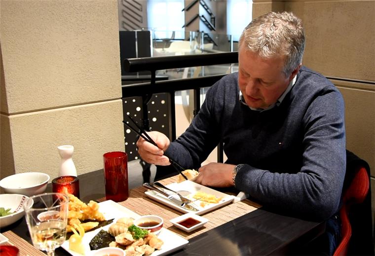 Ehepaar Wärner kostet auf der "Ovation" asiatische Gerichte Im Restaurant Izumi gibt es traditionelle asiatische Gerichte.