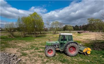 Im Saarland haben zwei Betrunkene einen Traktor geklaut und damit mehrere Unfälle gebaut.