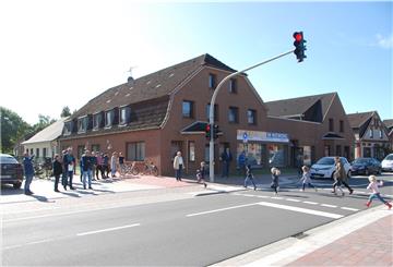 Im Sauseschritt über die Fahrbahn: Am Freitag war Freude angesagt in Neuenwalde. Nach etlichen Jahren ist Wunsch nach einer Bedarfsampel endlich Wirklichkeit geworden.