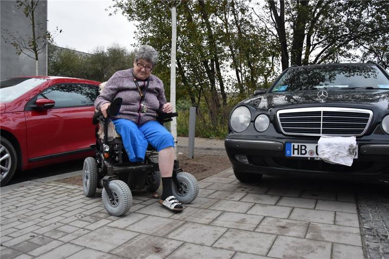 Falschparker behindern Rollstuhlfahrer im Scharnhorstgebiet Im Scharnhorstgebiet wird häufig so auf dem Gehweg geparkt, dass Rollstuhlfahrer nicht mehr daran vorbei fahren können.