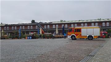 Im Schaufenster Fischereihafen muss die Feuerwehr ein Dach sichern.