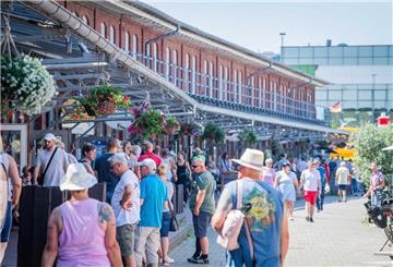 Im Schaufenster tummeln sich die Besucher bei besten Sommerwetter.