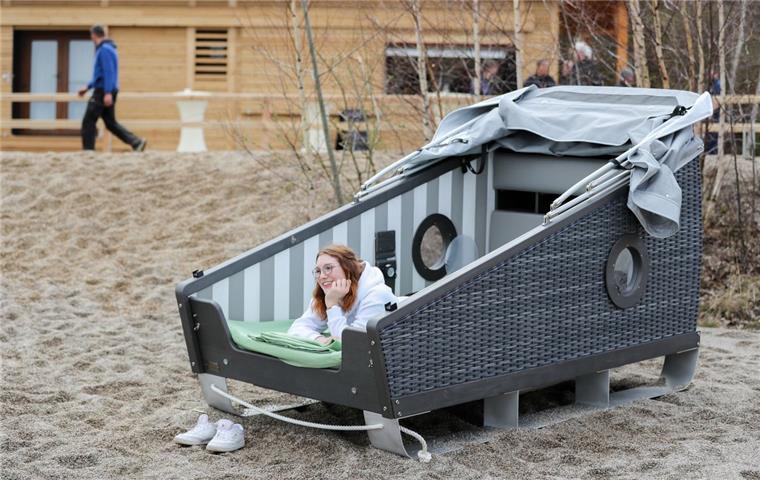Schlafstrandkörbe bei Gästen an der Küste beliebt Im Schlafstrandkorb kann man an der Nordseeküste bequem übernachten.