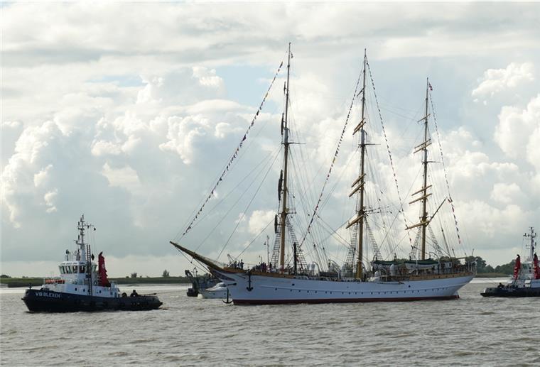 „Schulschiff Deutschland“: In Bremen sagt man Tschüss Im Schlepptau: Die Deutschland hat keine Maschine und wird von Schleppern von Vegesack über die Weser nach Bremerhaven gebracht.