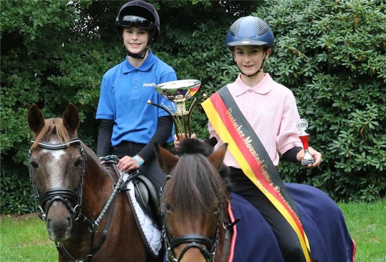 Die besten Pferdespielerinnen Deutschlands Im schleswig-holsteinischen Rendsburg wurde Tomke von Waaden (links) in der Altersklasse unter zwölf Jahre Zweite hinter Jasmin Kleinebrahn (rechts), die ebenfalls für den Jader RC reitet.