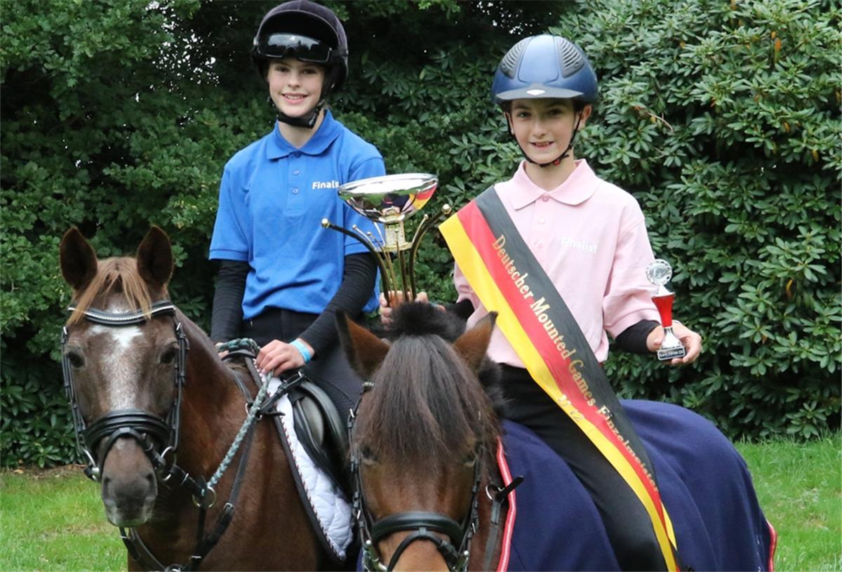 Im schleswig-holsteinischen Rendsburg wurde Tomke von Waaden (links) in der Altersklasse unter zwölf Jahre Zweite hinter Jasmin Kleinebrahn (rechts), die ebenfalls für den Jader RC reitet.