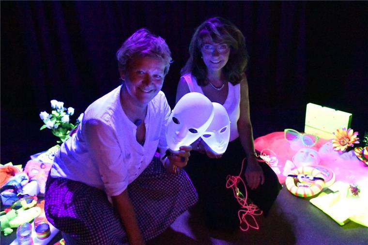 Clownswohnung "Manege 13" als Ort der Begegnung Im Schwarzlichttheater, einem der Räume der Projektwohnung "Manege 13", können Kinder spielen und proben. Über die Eröffnung freuen sich Quartiersmeistern Brigitte Hawelka und Karin Treu vom Arbeitsförderungszentrum.