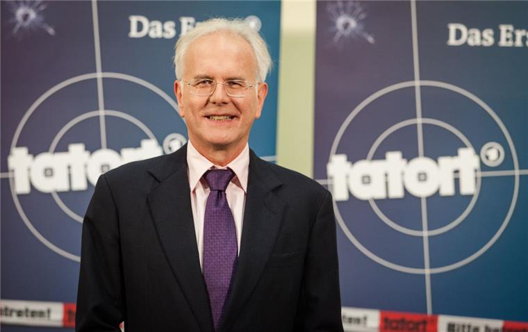 Im Schwarzwald macht sich Harald Schmidt als Tatort-Kommissar auf die Suche nach Kriminellen. Foto dpa