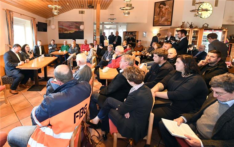 SPD-Chefin in Bremerhaven: Nahles lädt Seeleute nach Berlin ein Im Seemannsclub Welcome stellte sich SPD-Chefin Andrea Nahles den Fragen der Basis.
