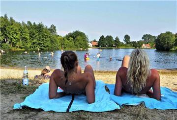 Zwei Frauen liegen am Strand des Sieverner Sees.