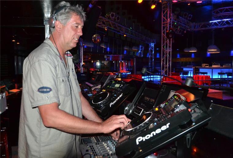 Bye, bye: Die große Abschieds-Party im Pam Pam für DJ Jan und den Kuhstall Im Sommer 2013 legte DJ Jan Steinwart bereits mehr als 30 Jahre in der Disco Pam Pam in Hagen auf. Mittlerweile sind es bereits über 40 Jahre.