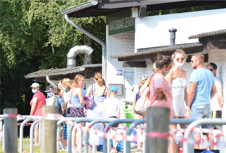 Planschen in Zeven vielleicht ab Pfingsten Am Eingang des Zevener Naturbades hat sich im Sommer 2020 eine Schlage gebildet.