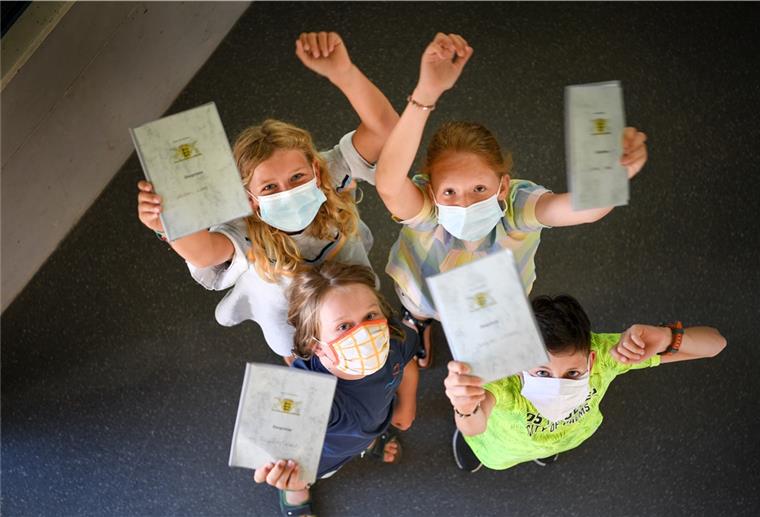 Brake: Zeugnisse per Post oder to go Im Sommer 2020 konnten Schülerinnen und Schüler ihr Zeugnis noch in der Klasse bekommen. Doch bei den Halbjahrszeugnissen setzen die Schulen nun auch den Postversand oder die Abholung nach Terminvereinbarung.