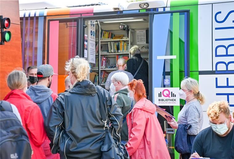 Impfkampagne stockt: Wie will man gegensteuern? Im Sommer 2021 war der Andrang noch groß: Mobiles Impfen im und am Bücherbus bei der Loxstedter Feuerwehr.