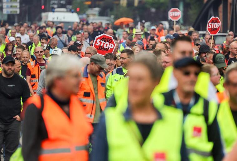 140 Mitarbeiter betroffen: Eurogate erläutert Zukunft der Container-Packstation Viele Menschen beim Warnstreik.