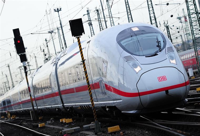 Der ICE fährt im Sommer jetzt sogar nach Norddeich - Bremerhaven außen vor Im Sommer rollt der ICE der Deutschen Bahn bis Norddeich Mole. Bremerhaven bleibt dagegen ein weißer Fleck auf der Fernverkehrskarte.