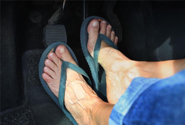 Gefährliche Mode: Warum Flip-Flops am Steuer zur Gefahr werden Im Sommer schnell barfuß oder mit Sandalen losfahren?