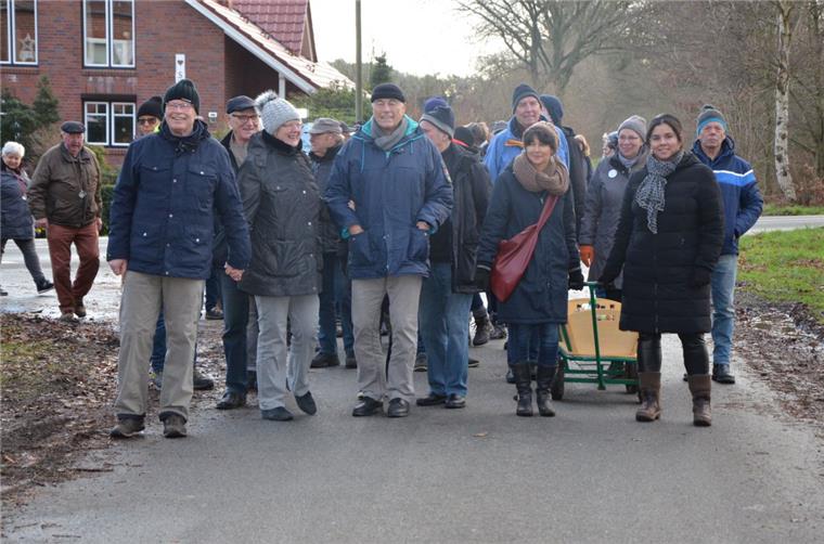 Gnarrenburg ist erneut Anziehungspunkt für Wohnmobilisten Im Sonnenschein machten sich die Wohnmobilisten am Sonntag auf den Weg nach Kirchwistedt. Hier wartete im „Gasthof Oerding“ deftiger Grünkohl auf die Wanderer.